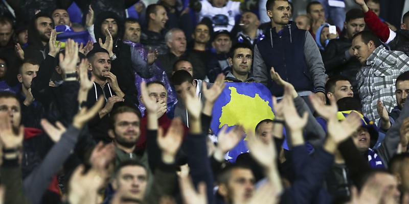 Fans von Kosovo sollen rassistische Gesänge zelebriert haben Fans von Kosovo sollen rassistische Gesänge zelebriert haben