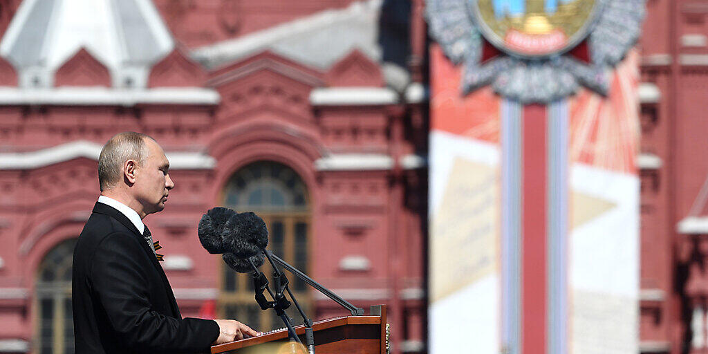 Russlands Präsident Wladimir Putin hält eine Rede anlässlich der Militärparade zum 75. Jahrestag des Sieges der Sowjetunion über Hitler-Deutschland auf dem Roten Platz. Foto: Sergey Pyatakov/Host Photo Agency/dpa Russlands Präsident Wladimir Putin hält eine Rede anlässlich der Militärparade zum 75. Jahrestag des Sieges der Sowjetunion über Hitler-Deutschland auf dem Roten Platz. Foto: Sergey Pyatakov/Host Photo Agency/dpa